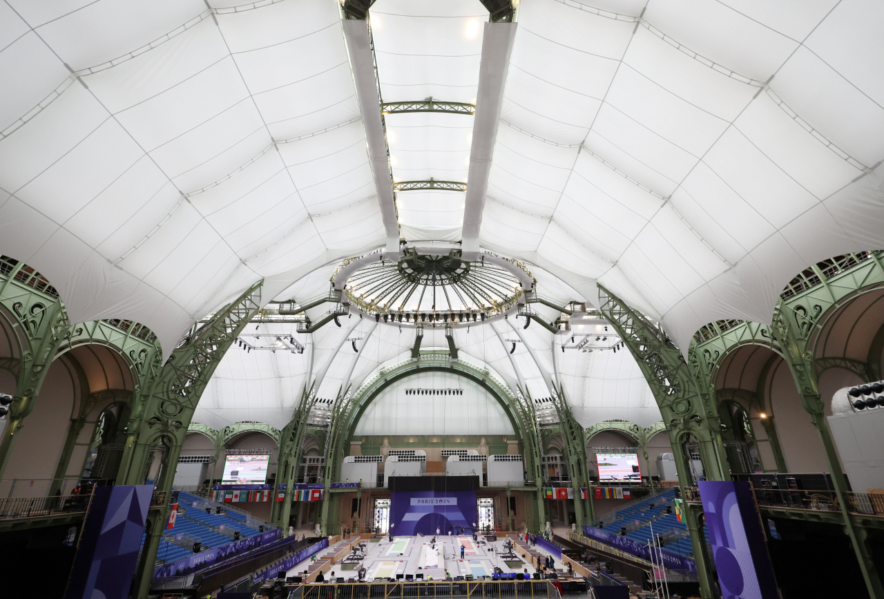 2024 파리올림픽 개막을 사흘 앞둔 지난 23일(현지시간) 오후 프랑스 파리 그랑 팔레(Grand Palais) 내부에 설치된 태권도, 펜싱 경기장에 막바지 준비가 한창이다. [연합]