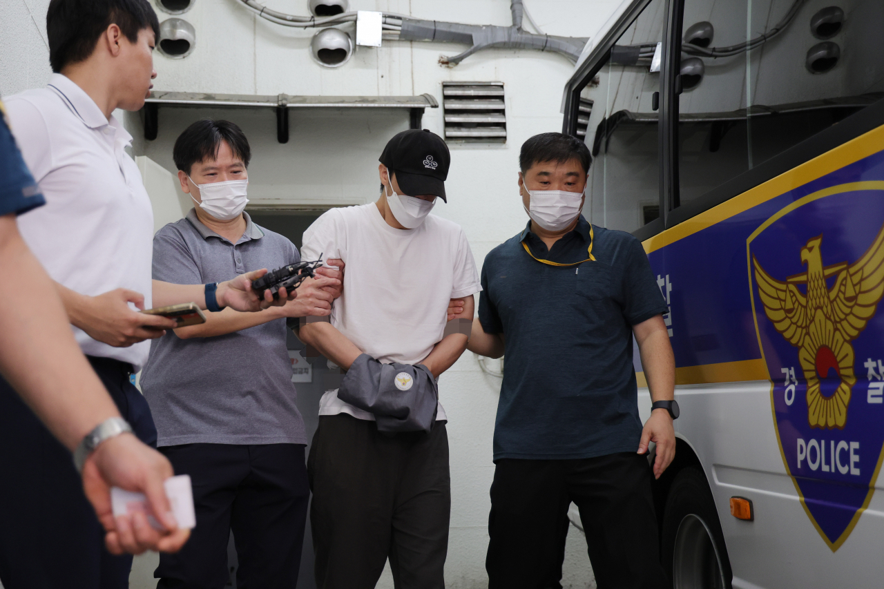 19일 오전 경기 의정부경찰서에서 경찰이 관원인 5세 아동을 심정지 의식불명 상태에 빠지게 한 혐의로 구속된 태권도 관장 A씨를 의정부지검으로 송치하고 있다. [연합]
