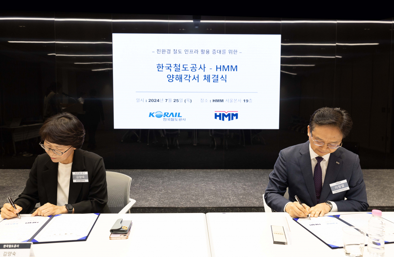 25일 서울 여의도 HMM 본사에서 진행된 ‘친환경 철도물류 활성화 업무협약(MOU)’에서 이정엽 HMM 컨테이너사업부문장(사진 오른쪽)과 김양숙 코레일 물류사업본부장이 업무협약(MOU) 서명을 하고 있다. [HMM 제공]