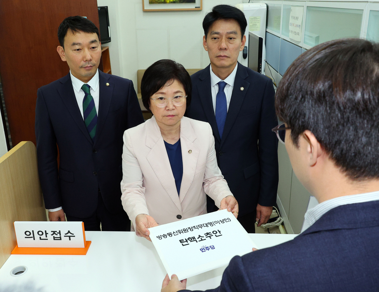 25일 오후 김용민 더불어민주당 원내정책수석부대표, 김현 과방위 간사, 한민수 과방위원이 국회 의안과에 방송통신위원장 직무대행(이상인) 탄핵소추안을 제출하고 있다. [연합]