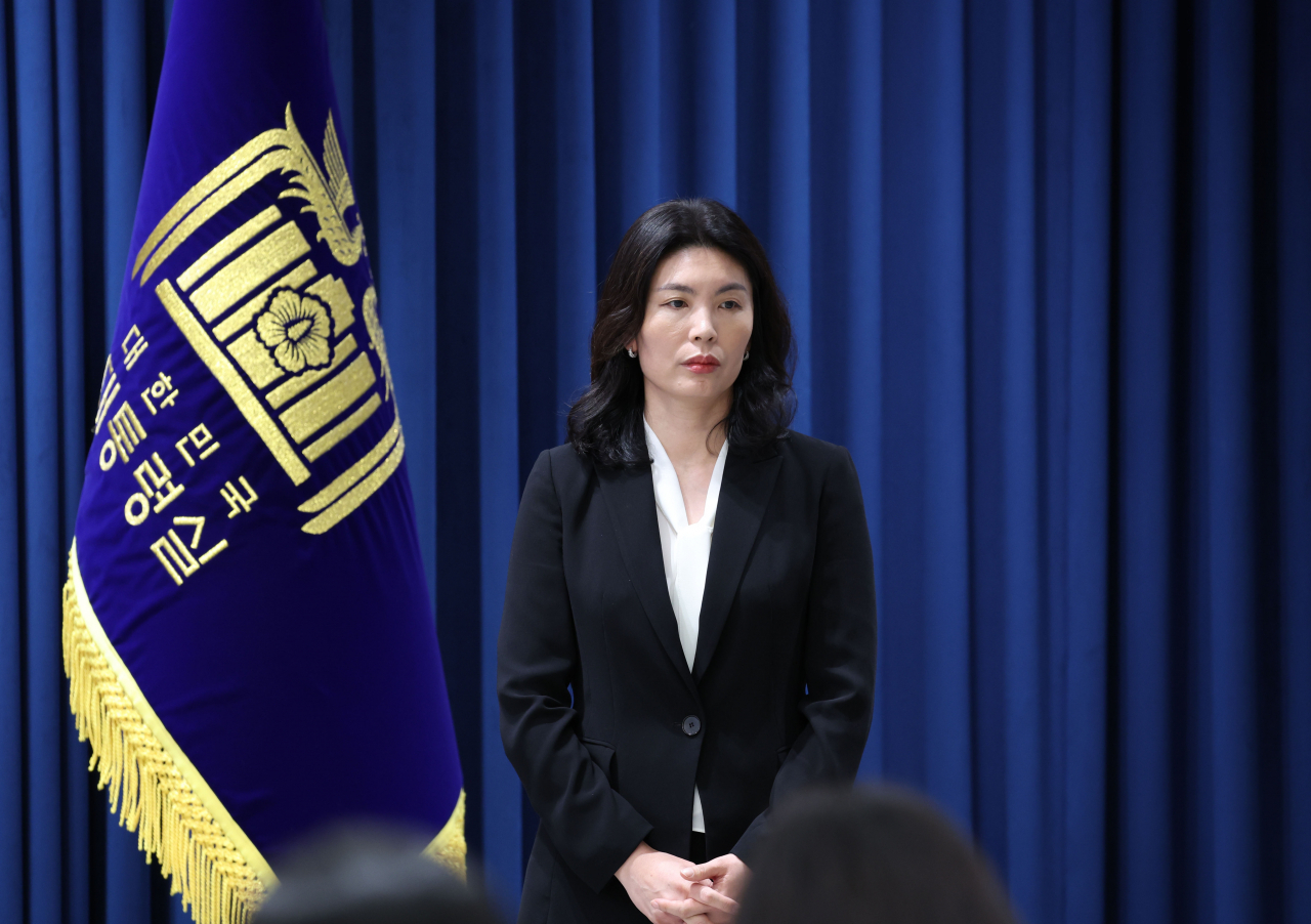 신임 대통령실 저출생대응수석비서관에 임명된 유혜미 한양대 경제금융학부 교수가 25일 서울 용산 대통령실 청사에서 열린 정무직 인선 발표에 참석하고 있다. [연합]