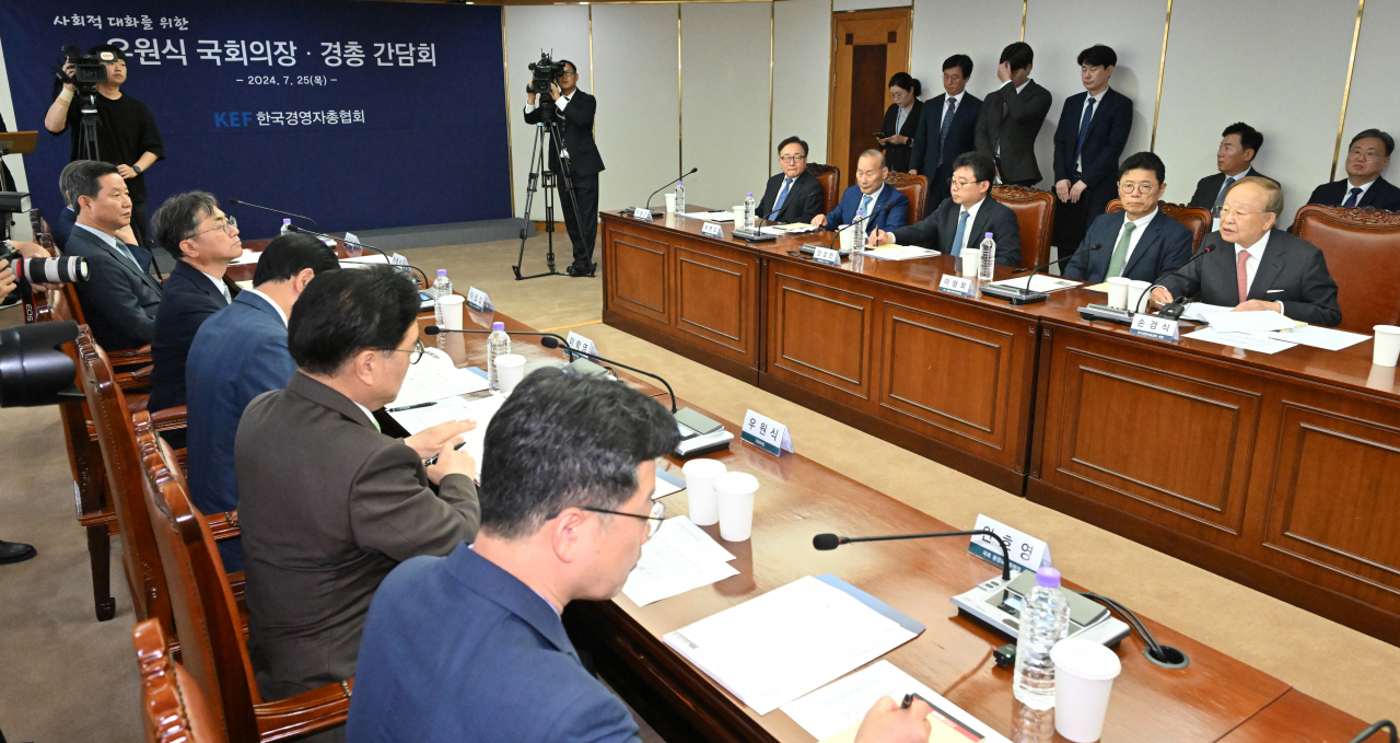 손경식(오른쪽 첫번째) 경총 회장이 25일 오전 서울 마포구 경총회관에서 열린 사회적 대화를 위한 경총 간담회에서 발언하고 있다. 임세준 기자