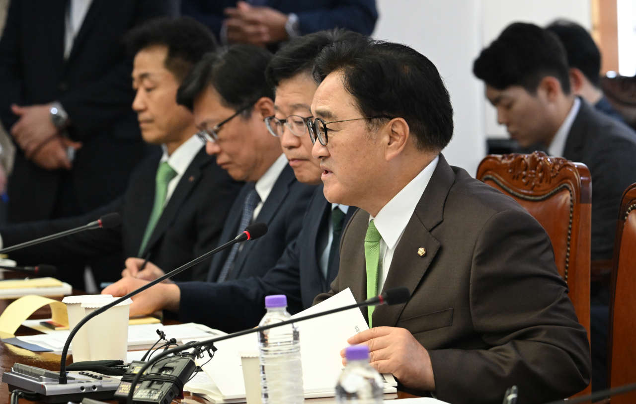 우원식(오른쪽) 국회의장이 25일 오전 서울 마포구 경총회관에서 열린 사회적 대화를 위한 경총 간담회에서 발언하고 있다. 임세준 기자