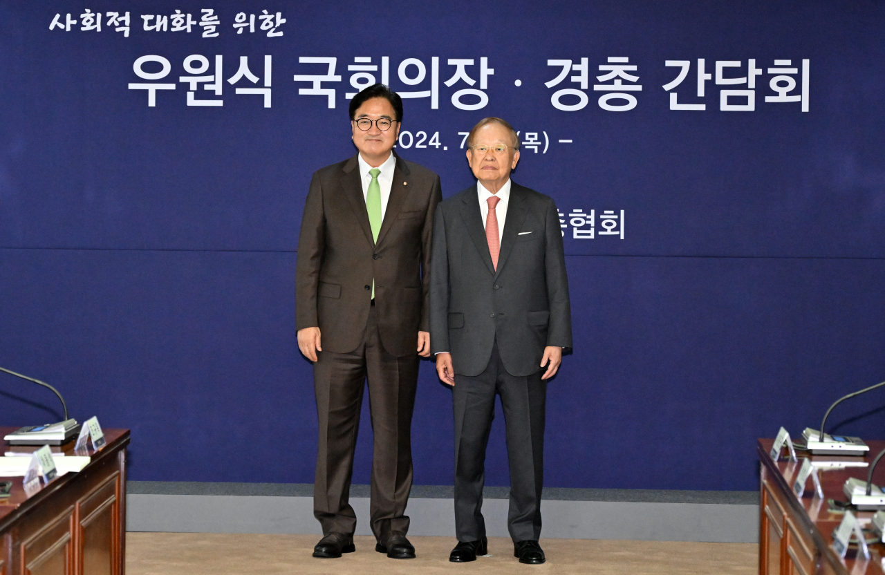 우원식(왼쪽) 국회의장과 손경식 경총 회장이 25일 오전 서울 마포구 경총회관에서 열린 사회적 대화를 위한 경총 간담회에서 기념촬영을 하고 있다. 임세준 기자