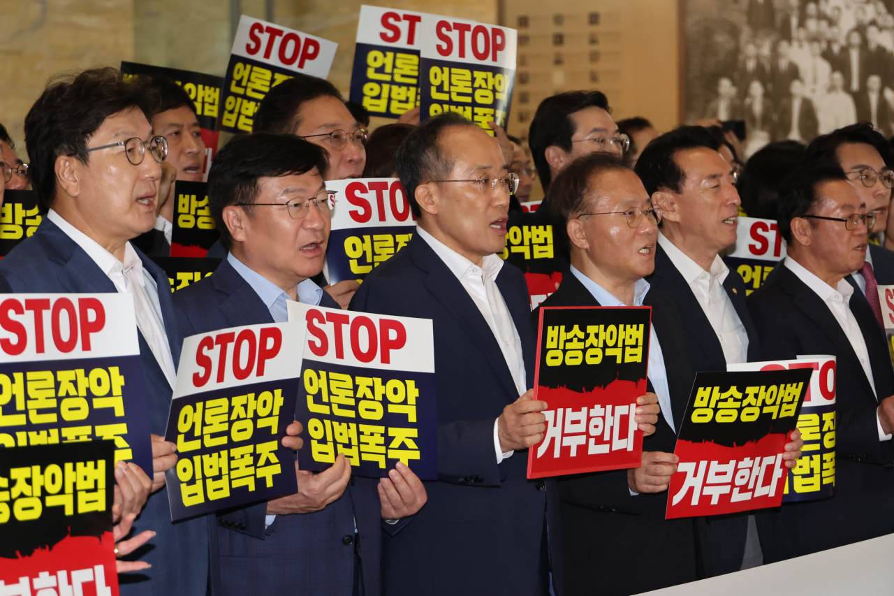 국민의힘 의원들이 25일 본회의를 앞두고 국회 로텐더홀에서 야당의 '방송4법' 강행 처리 시도를 규탄하고 있다. [연합]