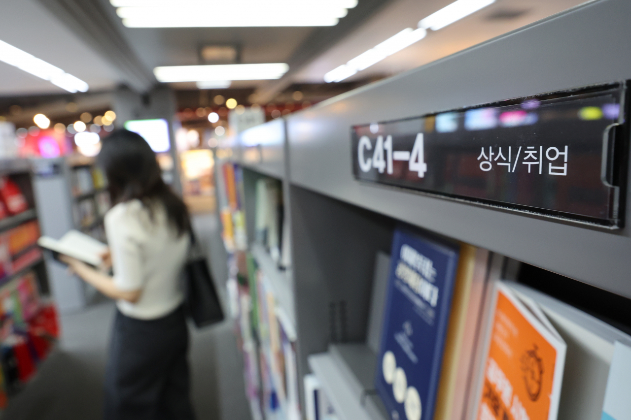 대졸 학력자 가운데 일도 하지 않고, 구직 활동도 멈춘 채 비경제활동인구(이하 노는 대졸자)로 분류되는 사람이 406만명에 달한다는 통계가 나왔다. [연합]