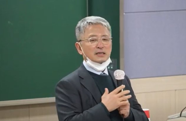 정성민 덴티움 회장이 경희대에서 강연하는 모습. 경희대 유튜브 갈무리