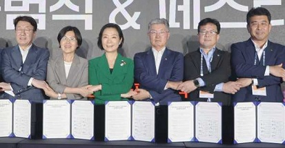 소상공인시장진흥공단은 지난 24일 BC카드, 8개 지자체와 지역상권 활성화 업무협약을 체결했다. 전주시장 우범기 시장(왼쪽부터), 소상공인공단 황미애 이사, 중소벤처기업부 오영주 장관, BC카드 최원석 대표, 수원시청 김현수 부시장, 강릉시청 양원모 부시장 등이 협약을 하고 있다. [소상공인공단 제공]