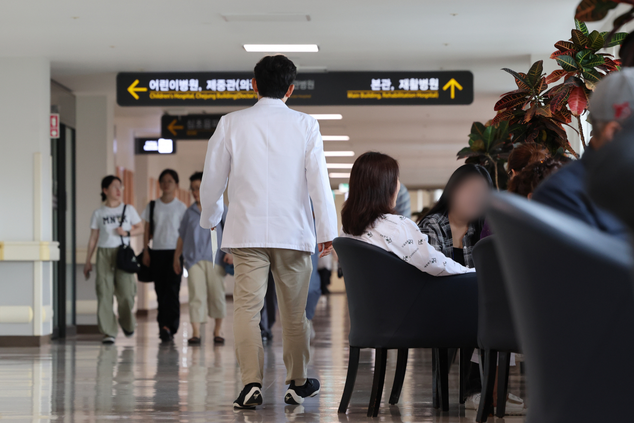 25일 서울 시내 한 대학병원에서 의료 관계자가 이동하고 있다. 오는 26일 의료계 협의체인 '올바른 의료를 위한 특별위원회'는 서울 용산구 의협회관에서 '대한민국 의료 사활을 건 제1차 전국의사 대토론회'를 연다. [연합]