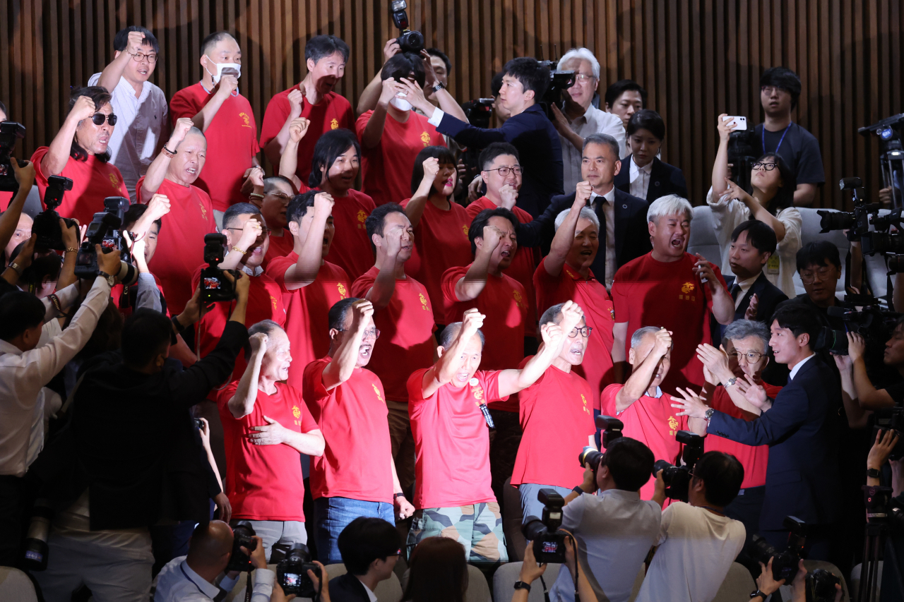 25일 서울 여의도 국회에서 열린 본회의에서 ‘채해병특검법’ 재의결 안건이 부결되자 해병대예비역연대 회원들이 구호를 외치며 항의하고 있다. [연합]
