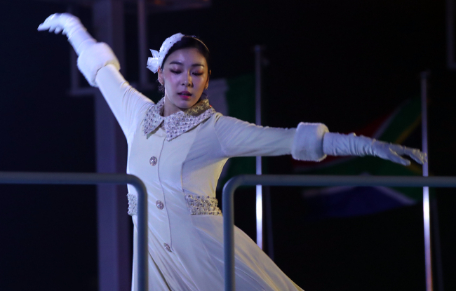 평창올림픽 당시 성화를 봉송하는 김연아 선수. [연합]