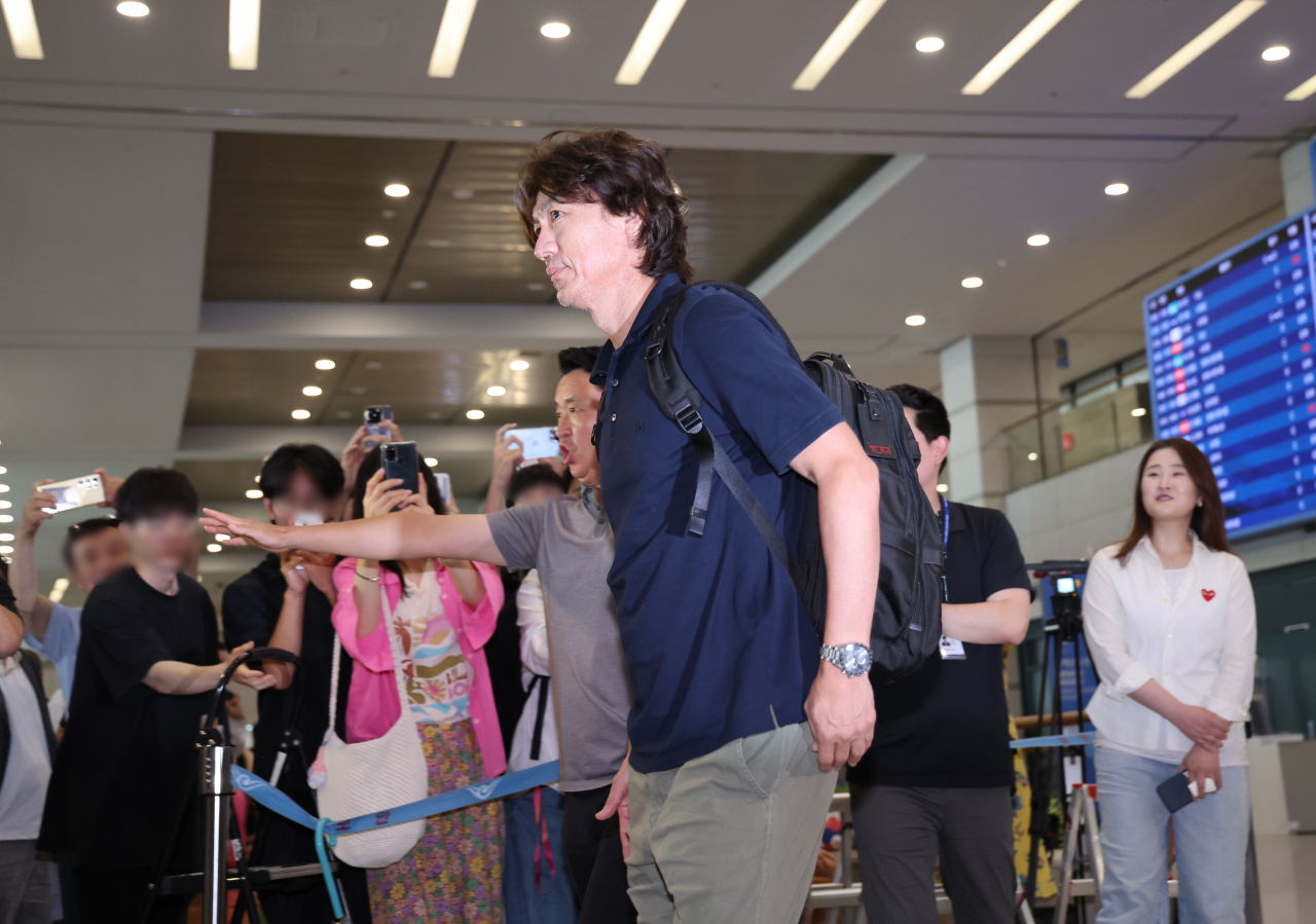 유럽 출장을 마친 홍명보 한국 축구 국가대표팀 감독이 25일 오전 인천국제공항 제1여객터미널을 통해 귀국하고 있다.[연합]