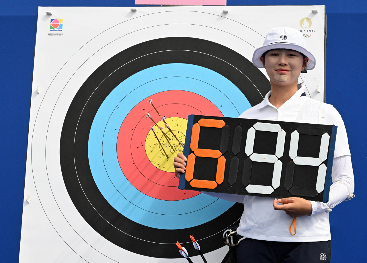 25일 오전(현지시간) 프랑스 파리 앵발리드 경기장에서 열린 2024파리올림픽 여자 리커브 개인 랭킹 라운드 경기. 임시현이 694점을 기록해 5년 만에 새로운 세계신기록을 세운 뒤 과녁 앞에서 기념촬영 하고 있다. [파리=올림픽사진공동취재단/SEO]