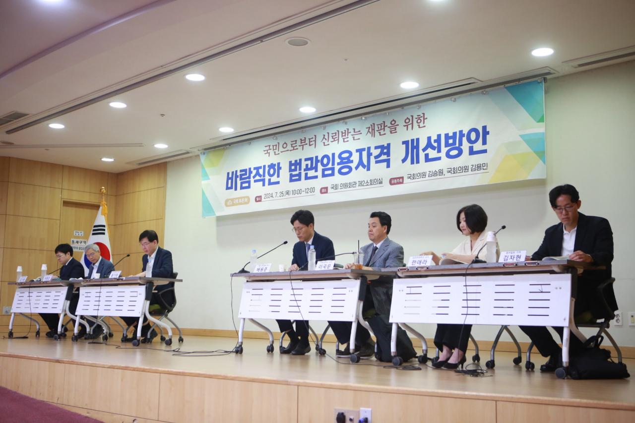 지난 25일 김용민·김승원 더불어민주당 의원실이 주최한 ‘바람직한 법관임용자격 개선방안’ 토론회에서 발제자와 토론자들이 주제에 관해 토론하고 있다. [김용민 의원실 제공]
