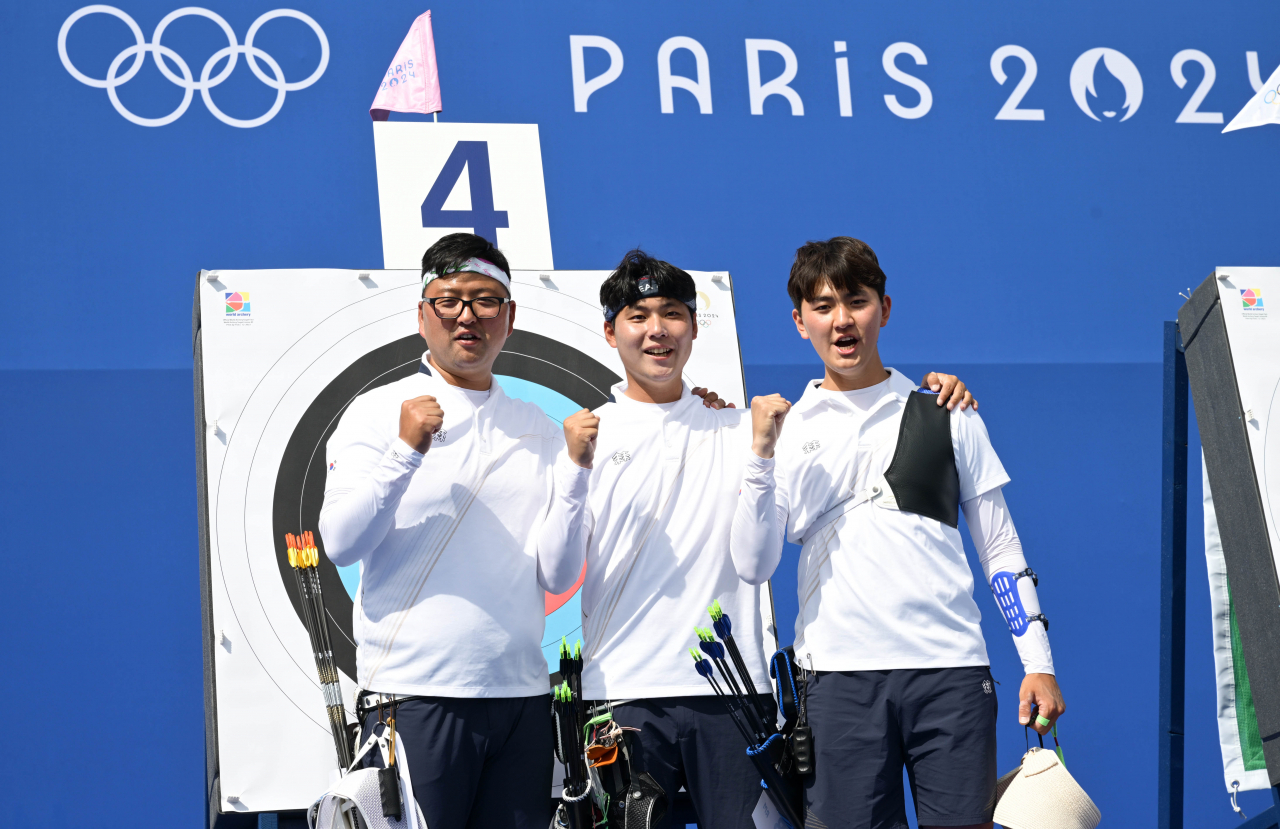 2024파리올림픽 남자 양궁 국가대표 김우진(왼쪽부터), 이우석, 김제덕이 25일 오후(현지시간) 프랑스 파리 앵발리드에서 열린 남자 양궁 개인 랭킹라운드를 마친 후 기념촬영을 하고 있다. 김우진이 1위를 차지했다. 2024.7.25 파리=이상섭 기자