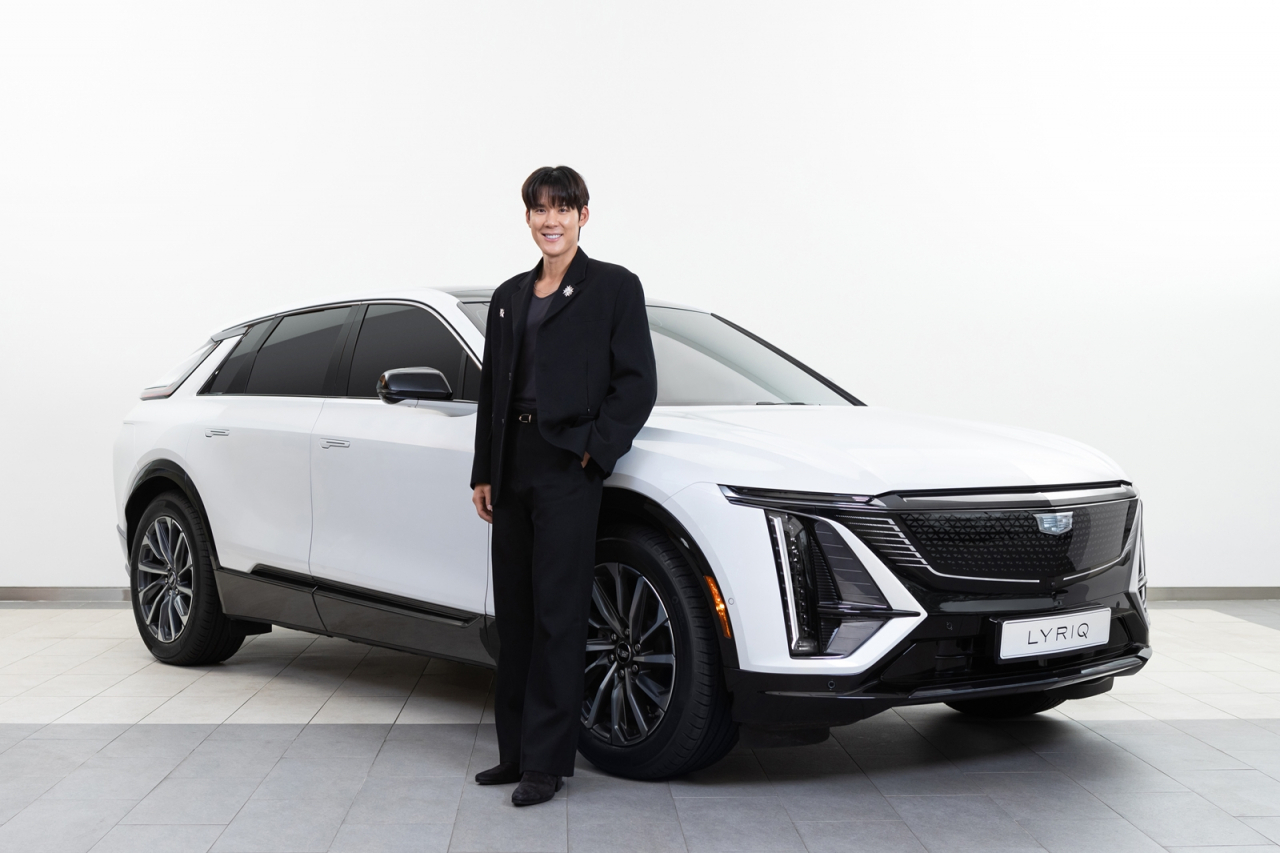 박태환 전 국가대표 수영선수가 캐딜락 첫 전기 SUV 리릭 앞에서 포즈를 취하고 있다. [캐딜락 제공]