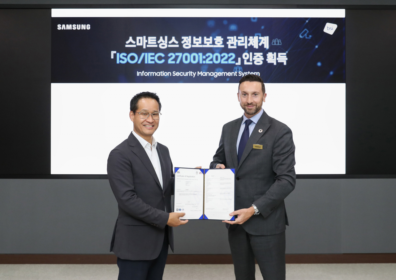 삼성전자 스마트싱스(SmartThings)가 영국왕립표준협회(BSI)로부터 정보보호 관리체계에 대한 국제표준 ISO/IEC 27001:2022 인증을 받았다. 최승범(왼쪽) 삼성전자 디지털플랫폼센터장 부사장과 해롤드 프라달 영국왕립표준협회 인증 서비스 부문장이 삼성전자 디지털시티에서 기념촬영을 하고 있다. [삼성전자 제공]