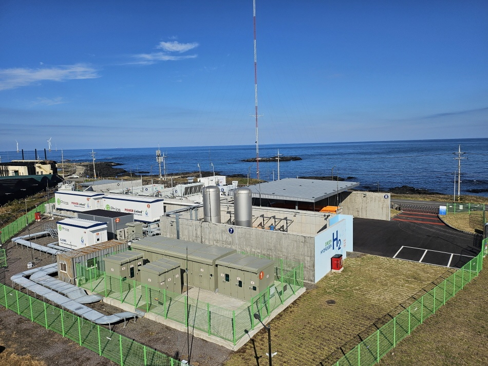 한국가스공사가 제주 행원실증단지에 구축한 1MW급 PEM 수전해 시스템[한국가스공사 제공]