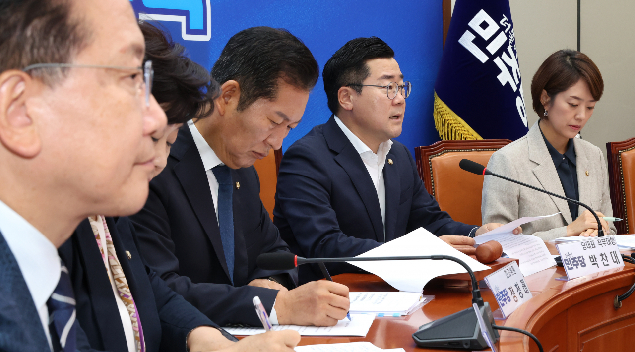 박찬대 더불어민주당 대표 직무대행 겸 원내대표(오른쪽 두번째)가 26일 오전 국회에서 열린 최고위원회의에서 발언하고 있다. [연합]