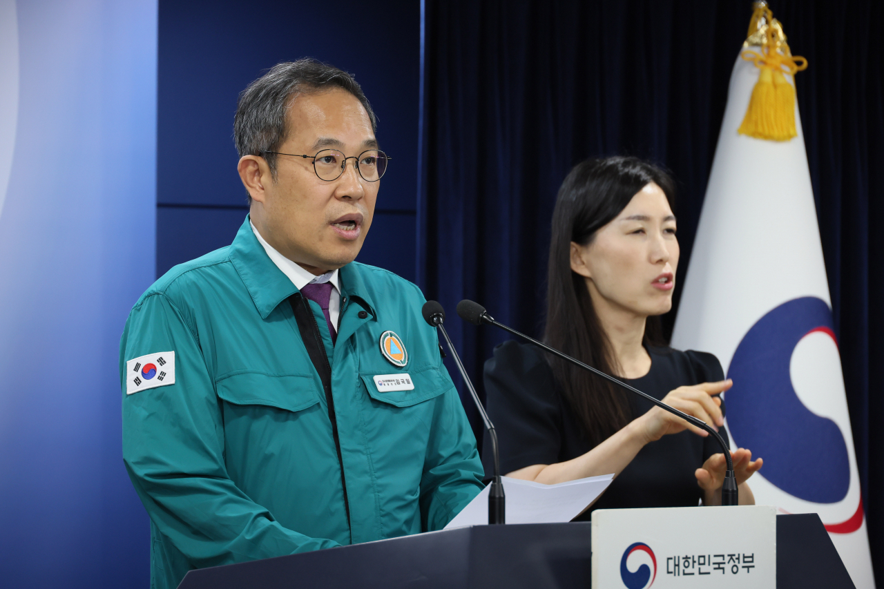 김국일 보건복지부 보건의료정책관이 25일 서울 종로구 정부서울청사에서 의사 집단행동 중앙재난안전대책본부 브리핑을 하고 있다.[연합]