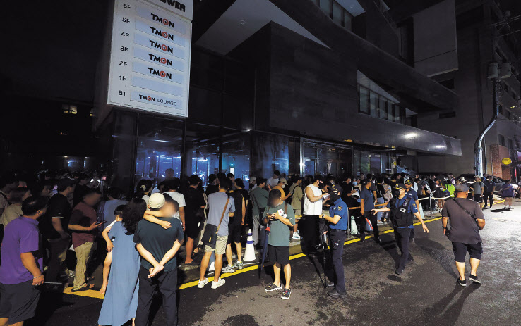 티몬·위메프 판매대금 정산 지연 사태가 이어진 26일 새벽 피해자들이 서울 강남구 티몬 신사옥에서 환불을 받기 위해 대기하고 있다. [연합]