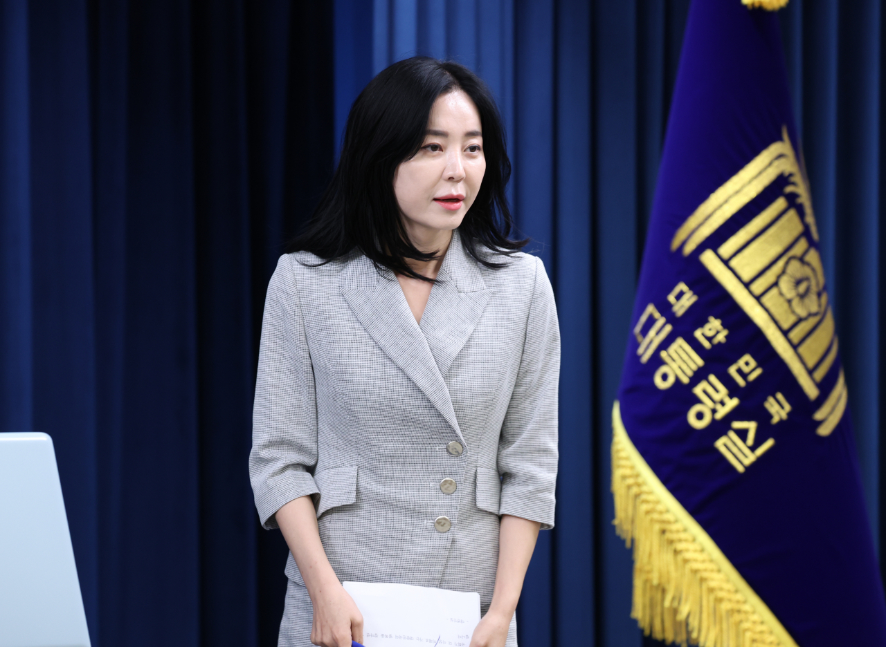 정혜전 대통령실 대변인이 26일 서울 용산 대통령실 청사에서 이상인 방송통신위원회 부위원장의 사임 등에 관해 현안 브리핑을 준비하고 있다. [연합]