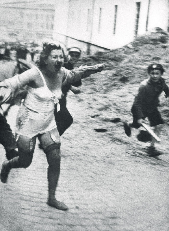 1941년 리비우에서 남성과 젊은이들에게 쫒기는 유태인여성 [일본위키피디아 제공]