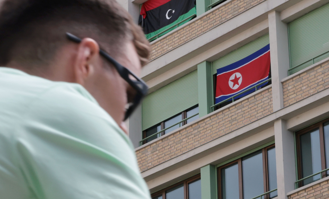 23일 파리 생드니에 위치한 2024 파리 올림픽 선수촌 내 북한 선수단 숙소 외부에 인공기가 내걸려 있다. [연합]