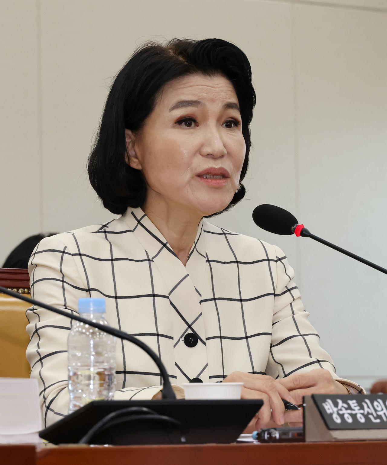 이진숙 방송통신위원장 후보자가 26일 오전 국회 과학기술정보방송통신위원회에서 열린 인사청문회에서 의원 질의에 답변하고 있다. 이 후보자의 인사청문회는 사흘째 진행 중이다. 민주당 측은 전날 자료 제출 미비를 이유로 청문회 연장을 단독 의결했다. [연합]