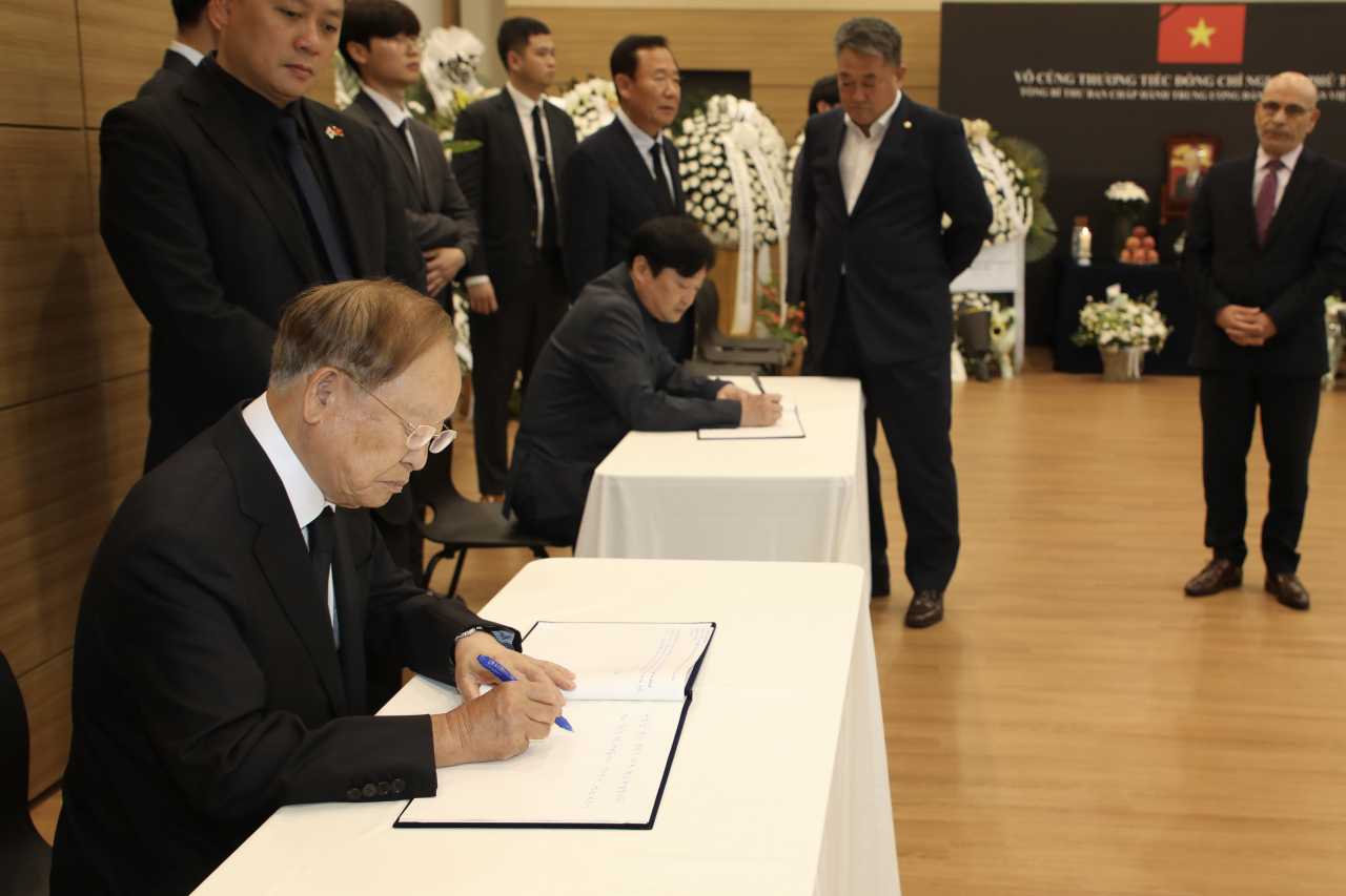 손경식(왼쪽) 한국경영자총협회 회장 겸 CJ그룹 회장이 26일 응우옌 푸 쫑 베트남 공산당 서기장을 조문하기 위해 주한베트남 대사관을 찾았다. [경총 제공]