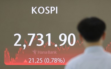 26일 오후 서울 중구 하나은행 딜링룸에서 직원들이 업무를 보고 있다. 이날 코스피는 0.7% 넘게 올라 2730대를 회복했다. 코스피는 전장보다 21.25포인트(0.78%) 오른 2731.90에 거래를 마치며 지난 24일 이후 3거래일 만에 반등했다. 코스닥지수는 전장보다 0.27포인트(0.03%) 오른 797.56에 거래를 마쳤다. [연합]