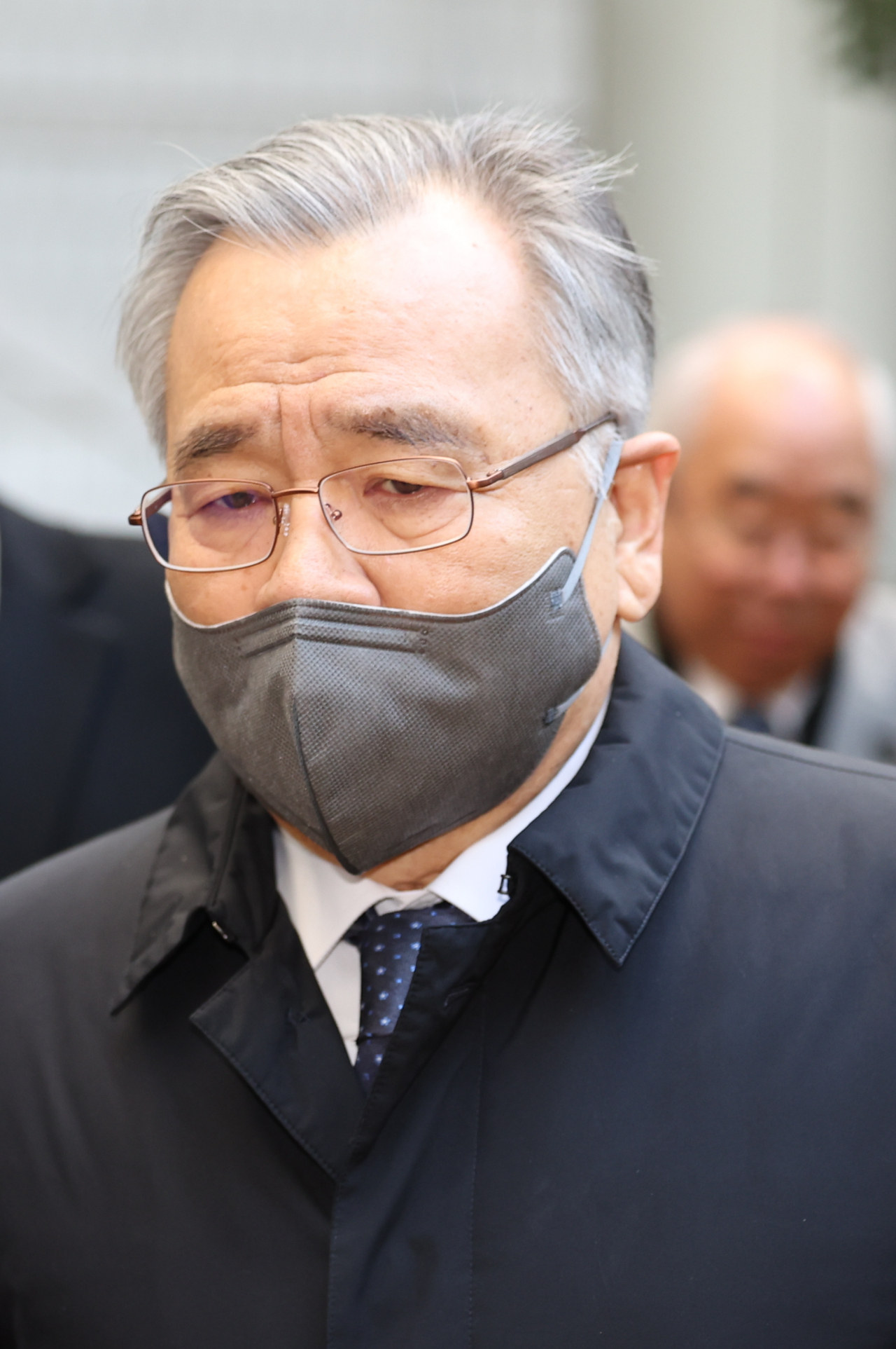 박영수 전 특별검사가 지난 1월 서울중앙지법에서 열린 대장동 개발 특혜 로비 의혹 사건 1심 9차 공판에 출석하고 있다. [뉴시스]