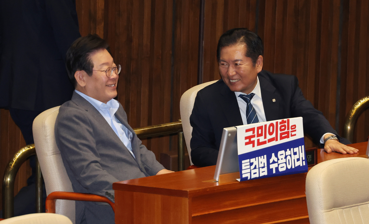 이재명 전 더불어민주당 대표와 정청래 의원이 26일 오후 방송통신위원회의 설치 및 운영에 관한 법률 일부개정법률안을 표결하는 국회 본회의장에서 밝은 표정으로 대화하고 있다. [연합]