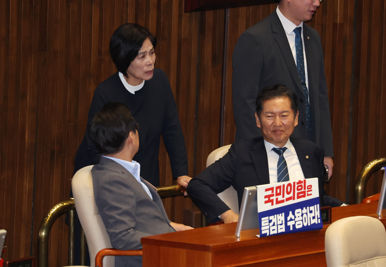 이재명 전 더불어민주당 대표와 최민희 과학기술정보방송통신위원회 위원장, 정청래 의원이 26일 오후 '방통위법' 무제한토론 종결 동의의 건과 관련한 투표를 하는 국회 본회의에 참석해 대화하고 있다. [연합]