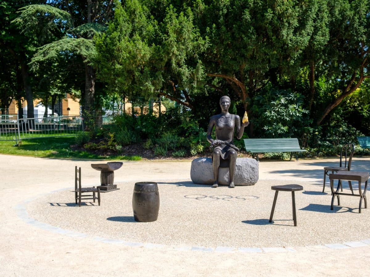 파리 샹들리제 거리에 설치된 앨리슨 사르(Alison Saar)의 '살롱(Salong)' 전경. [올림픽뮤지엄]