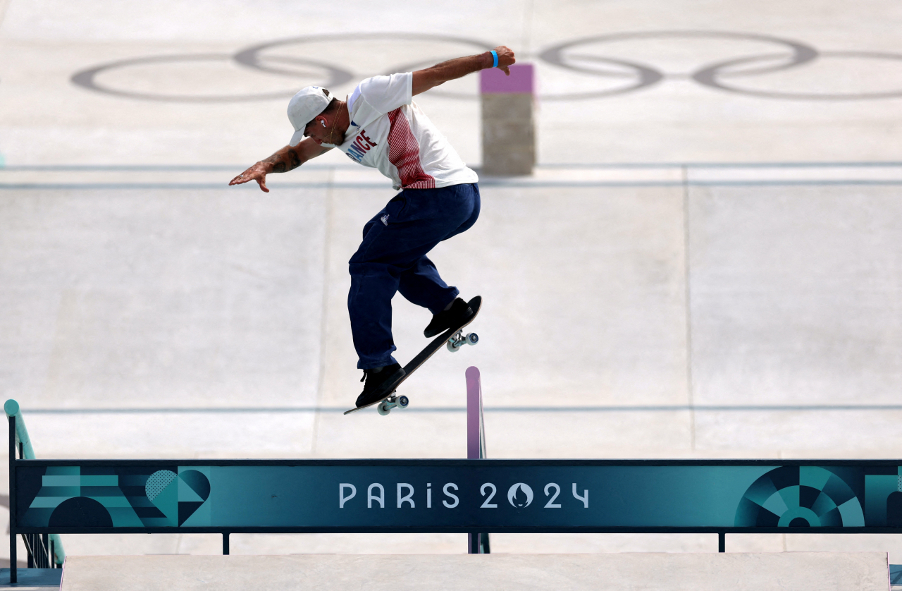 2024 파리올림픽 개막을 하루 앞둔 25일(현지시간) 프랑스의 조셉 가르바시오 스케이트보드 선수가 훈련을 진행하고 있는 모습. [연합]