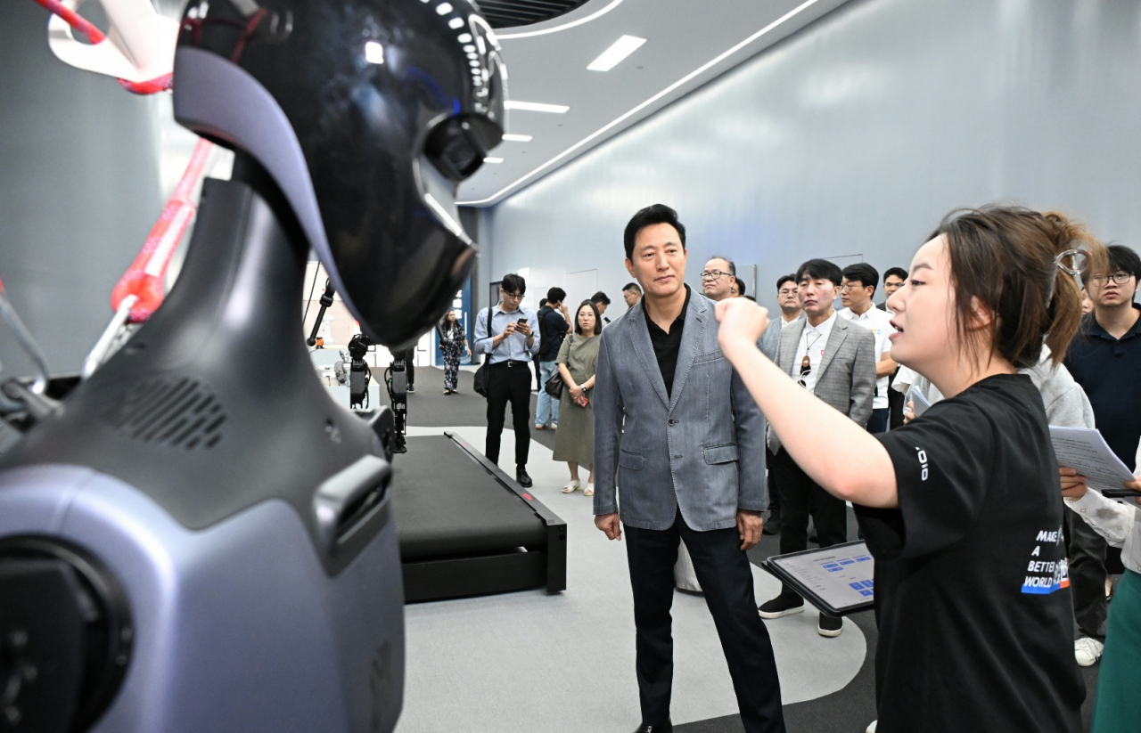 오세훈 서울시장이 지난달 31일(현지시간) 베이징 이좡경제기술개발구에 위치한 베이징 휴머노이드 로봇 혁신센터를 방문해 텐궁을 비롯한 다양한 로봇을 살펴보고 있다. [서울시 제공]