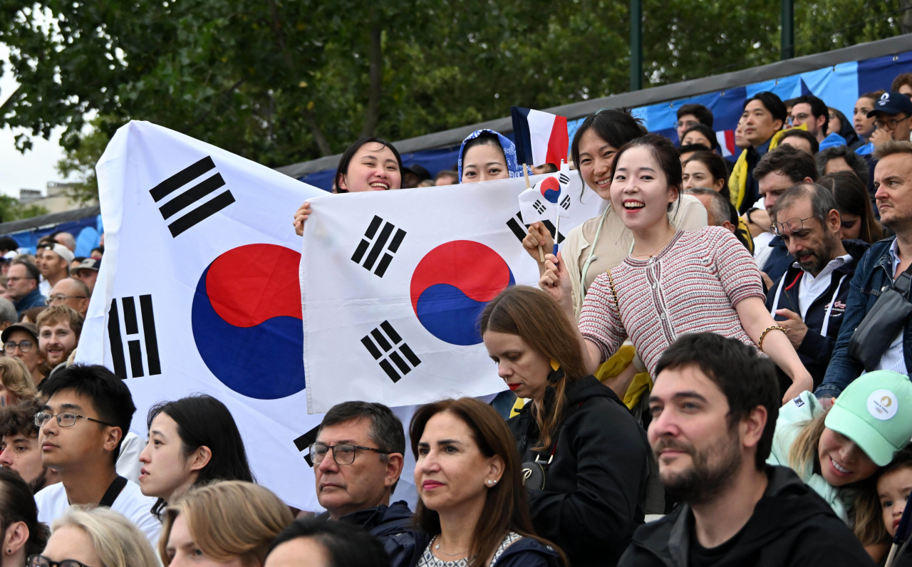 26일(현지시간) 프랑스 파리 센강에서 열린 2024파리올림픽 개회식에서 한국인 관람객 등 참석자들이 북적이고 있다. 2024.7.26 파리=이상섭 기자