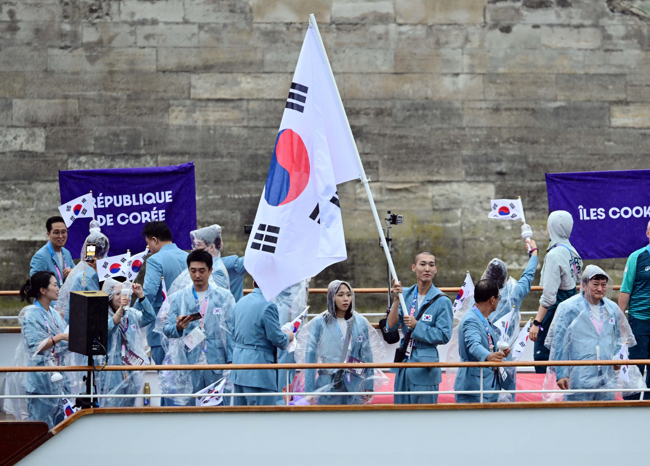 대한민국 올림픽 선수단의 기수 우상혁(오른쪽)과 김서영이 26일(현지시간) 프랑스 파리 센강 일대에서 열린 2024 파리올림픽 개회식에 참석하기 위해 배를 타고 이동하고 있다. 2024. 7. 26 파리=이상섭 기자