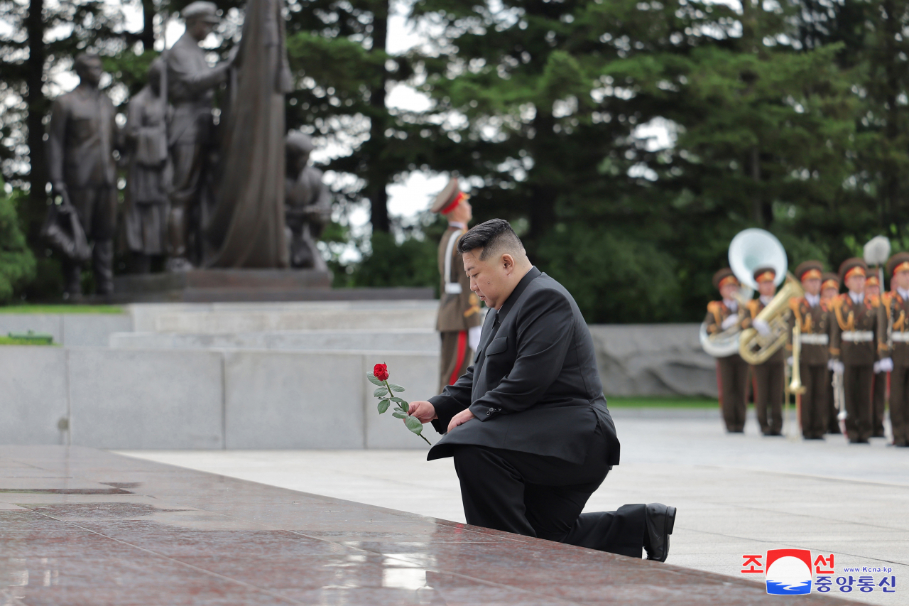 '조국해방전쟁승리' 71주년에 즈음해서 북한 김정은 국무위원장이 26일 대성산혁명열사릉을 찾았다고 조선중앙통신이 27일 보도했다.[연합]