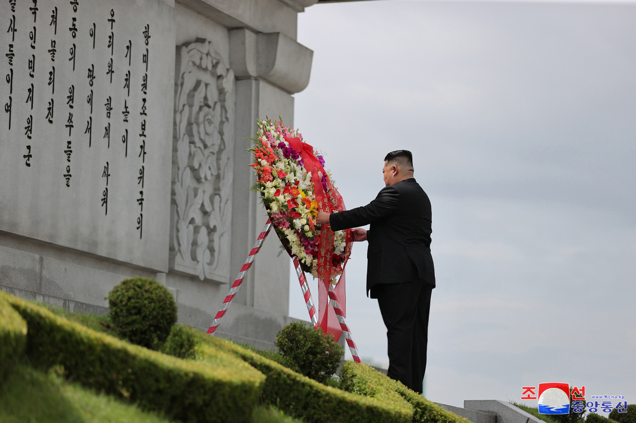 North Korean leader Kim Jong-un visits the Friendship Tower in Pyongyang, on Friday, a day ahead of the signing of the armistice that ended the 1950-53 Korean War. (Yonhap)