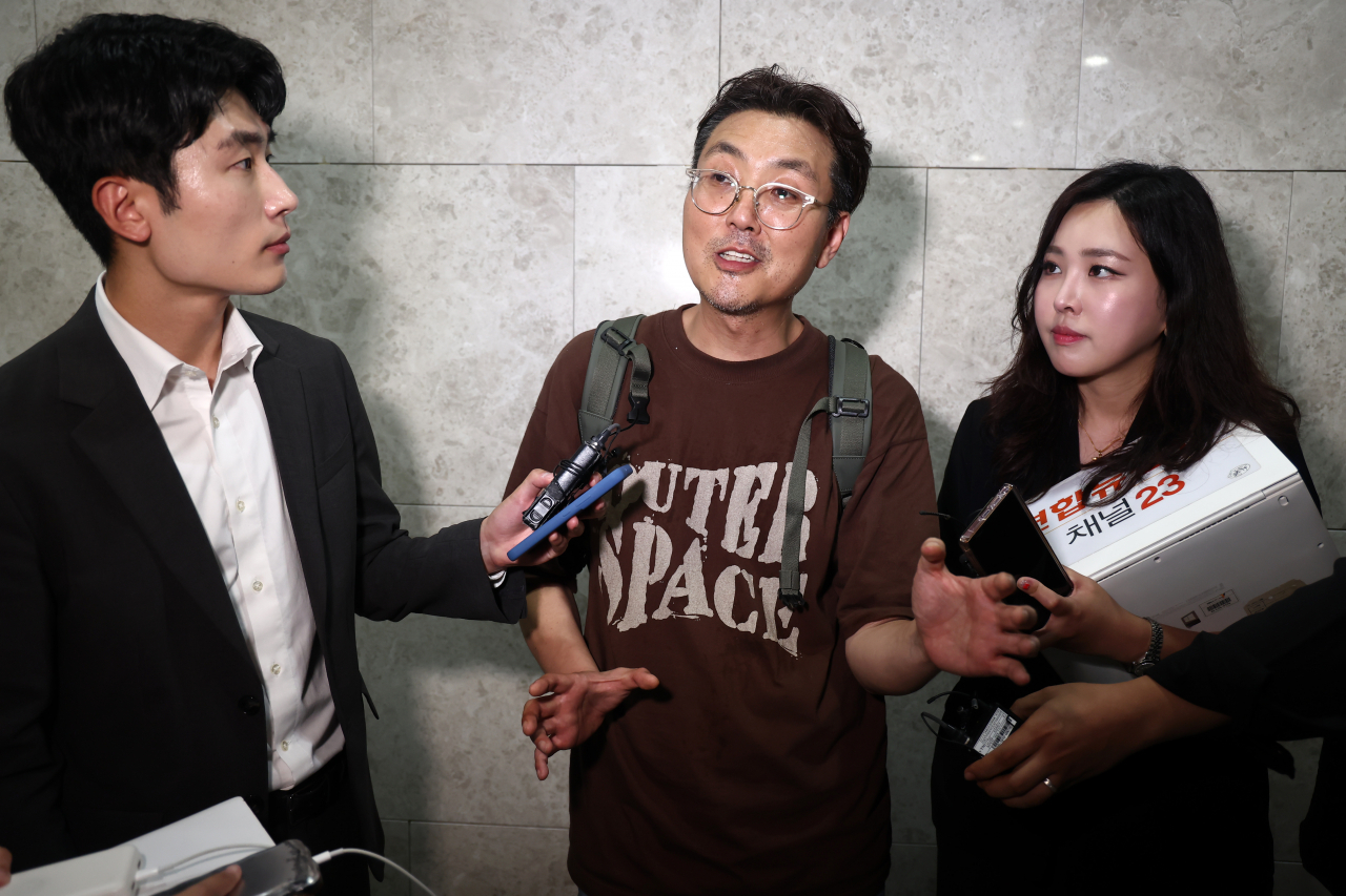 티몬과 위메프 환불 지연 사태가 나흘째 지속된 가운데 27일 오전 서울 강남구 티몬 입주 빌딩에서 권도완 티몬 운영사업본부장이 피해자들과 대화를 마친 후 취재진의 질문에 답하고 있다.[연합]