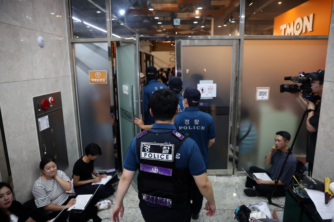 티몬과 위메프 환불 지연 사태가 나흘째 지속된 가운데 27일 오전 경찰이 서울 강남구 티몬 입주 빌딩으로 들어서고 있다.[연합]