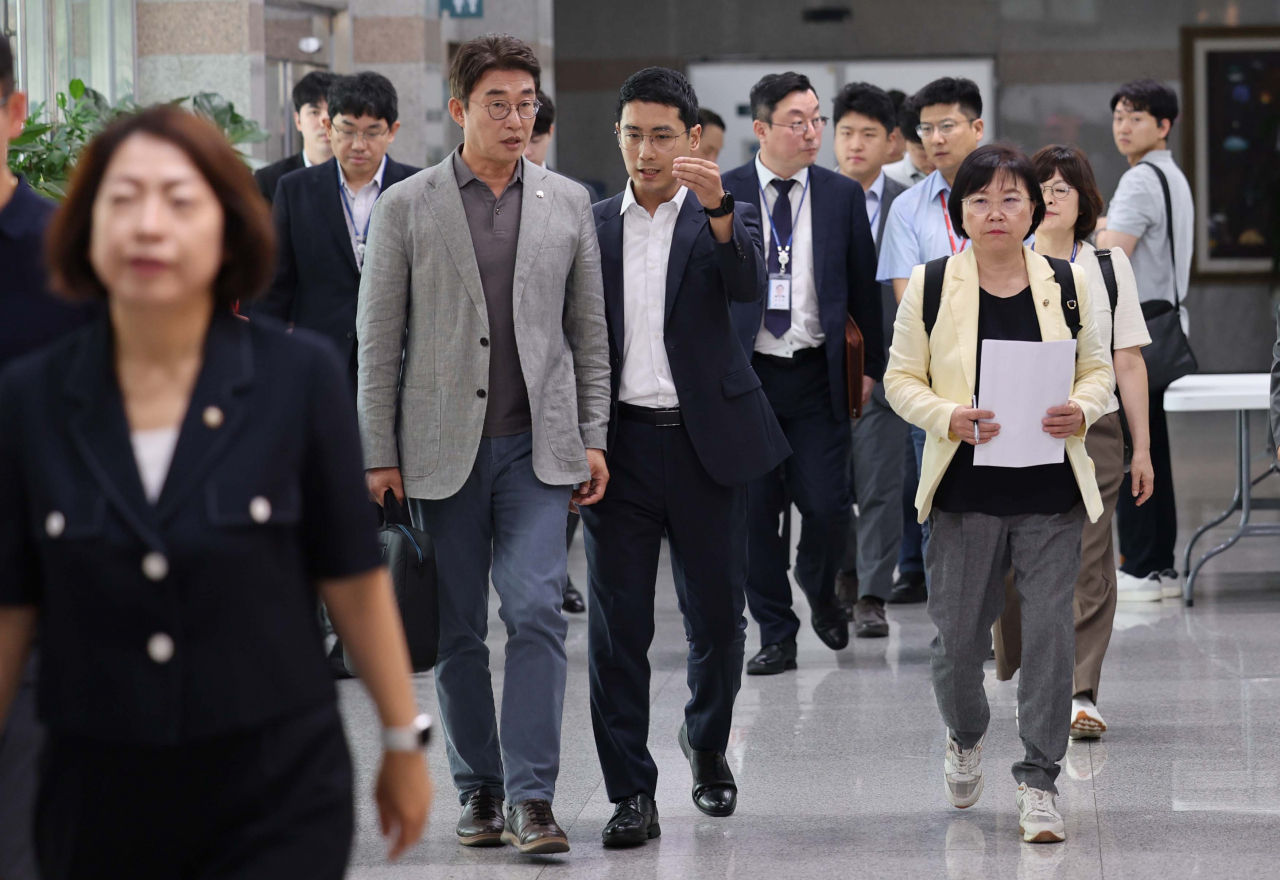국회 과학기술정보방송통신위원회 김현 간사를 포함한 민주당 소속 위원들이 이진숙 방송통신위원장 후보자가 대전 MBC 재직 시절 사용했던 법인카드 사용 내역을 살펴보기 위해 27일 대전 MBC 사옥으로 들어서고 있다.[연합]