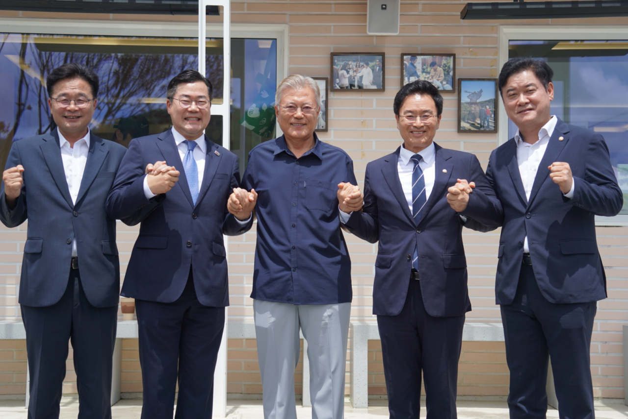 문재인, 평산마을 예방한 박찬대에 “확장을 지상 과제로”[이런정치]