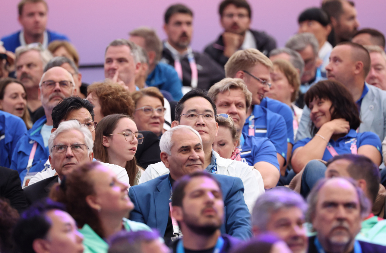 이재용 삼성전자 회장이 27일(현지시간) 프랑스 파리 그랑 팔레에서 열리는 2024 파리올림픽 펜싱 남자 사브르 경기를 관람하고 있다. [연합]