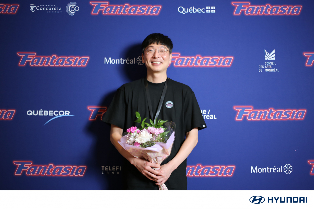 판타지아 국제 영화제에서 영화 ‘밤낚시’로 최고 편집상을 수상한 문병곤 감독이 기념 촬영을 하는 모습. [현대차 제공]