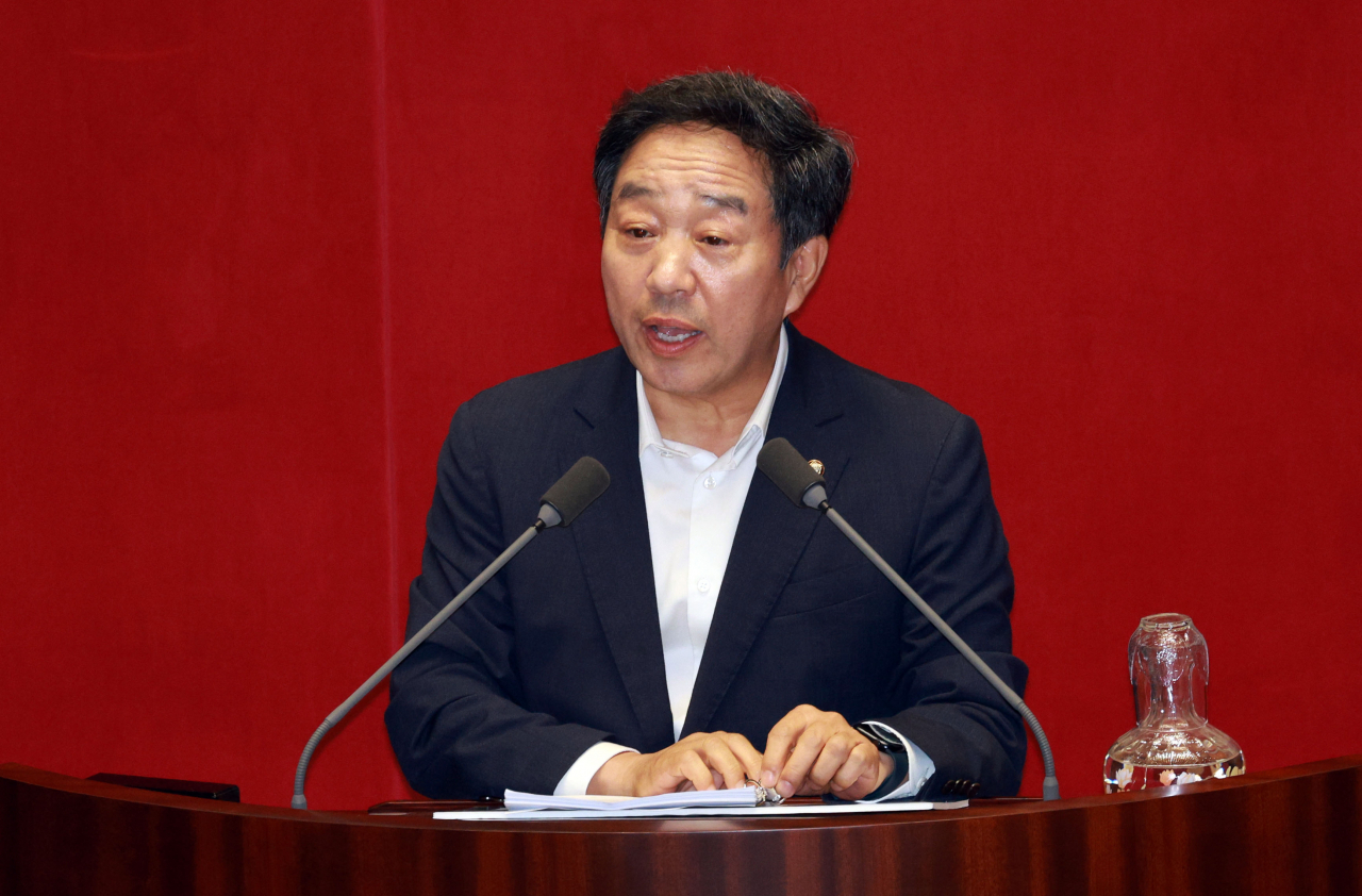 강승규 국민의힘 의원이 28일 새벽 국회 본회의에서 '방송법 일부개정법률안'에 관한 무제한토론을 하고 있다. [연합]