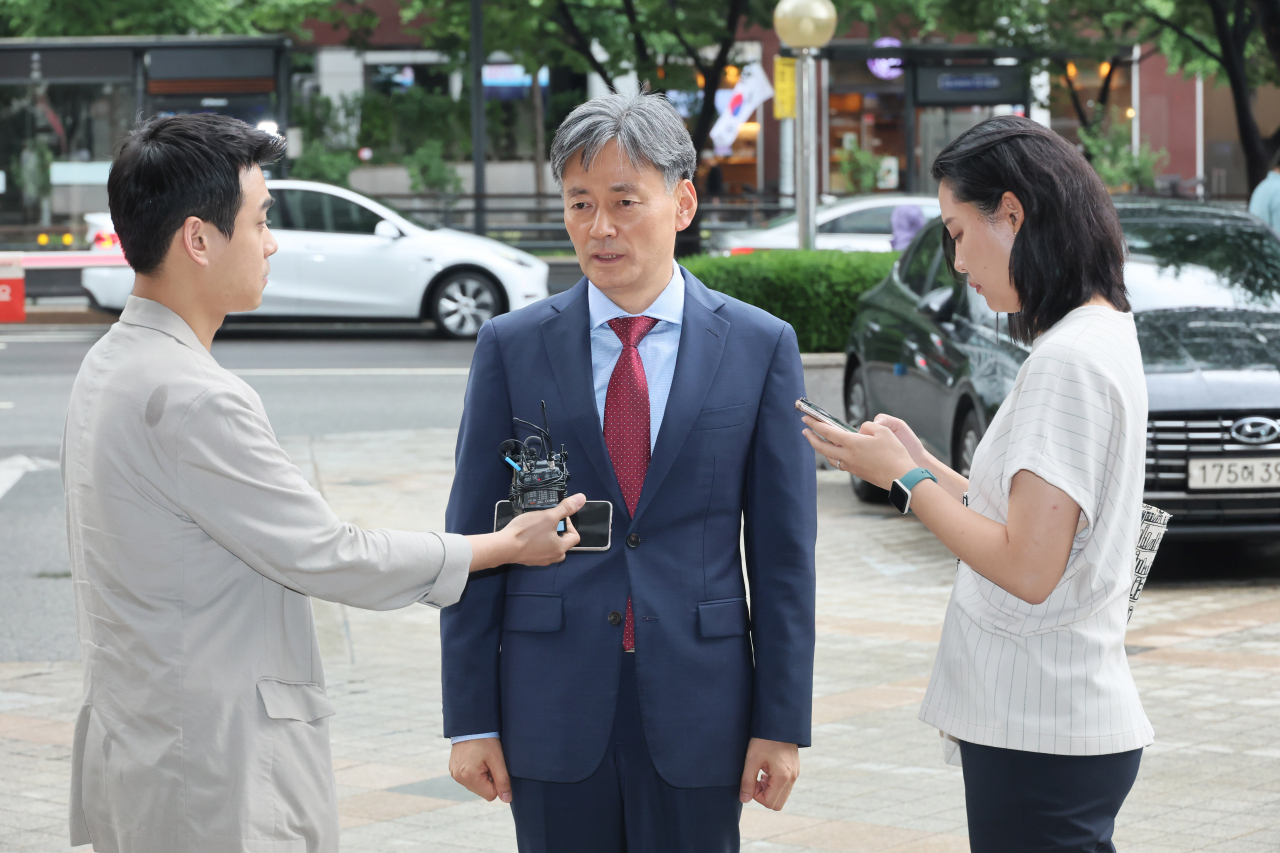 경찰청장 후보자인 조지호 서울경찰청장이 내정자 신분이었던 17일 서울 서대문구 NH농협생명 빌딩에서 열린 경찰위원회에 출석하기 전 취재진의 질문에 답하고 있다. [연합]