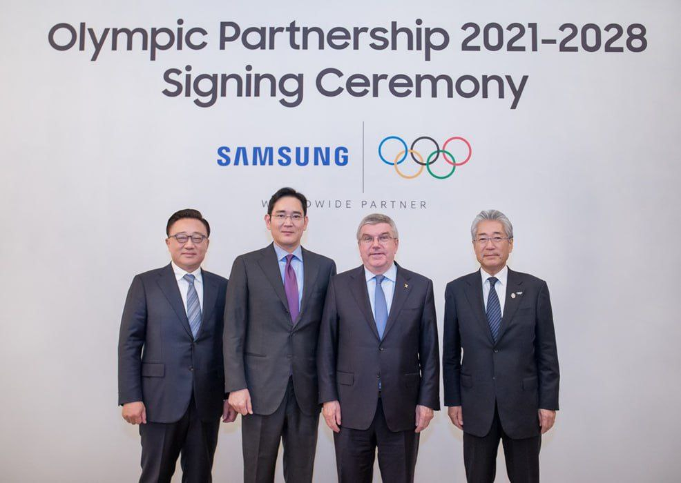 지난 2018년 12월 4일 당시 고동진(왼쪽부터) 삼성전자 IM 부문 대표이사 사장, 이재용 삼성전자 부회장, 토마스 바흐 IOC 위원장, 다케다 쓰네카즈 IOC 마케팅위원회 위원장이 2028 LA 올림픽까지 삼성의 후원을 연장하는 조인식 이후 기념 촬영을 하고 있다. [삼성전자 제공]
